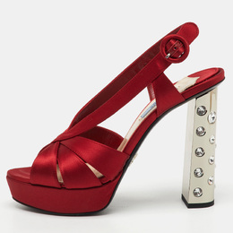 Prada: Красные сандалии 