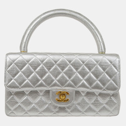 Chanel: Серебристая сумка 