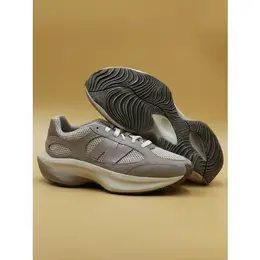 New Balance: Бежевые кроссовки 