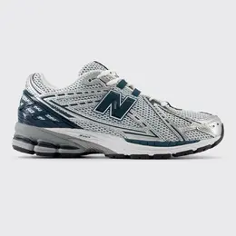 New Balance: Серые кроссовки 