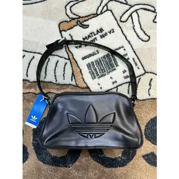 adidas: Чёрная сумка 