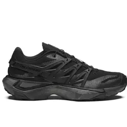 Salomon: Чёрные кроссовки 