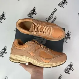 New Balance: Бежевые кроссовки  2002R
