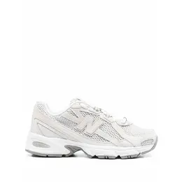 New Balance: Серые кроссовки 
