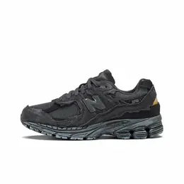 New Balance: Серые кроссовки 
