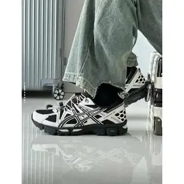 ASICS: Кроссовки 