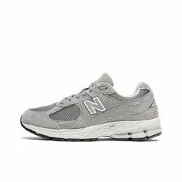 New Balance: Серые кроссовки  2002R