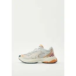 PUMA: Серебристые кроссовки 