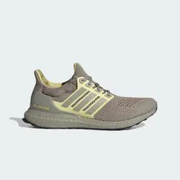 adidas: Коричневые кроссовки  UltraBoost