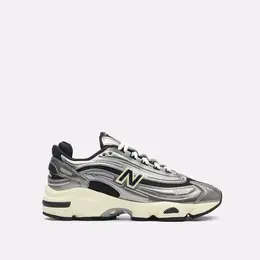 New Balance: Серебристые кроссовки 