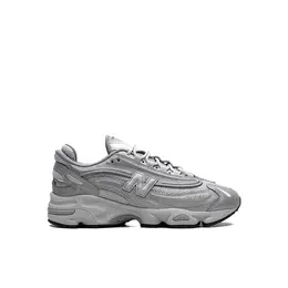 New Balance: Серые кроссовки 