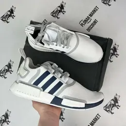 adidas: Белые кроссовки  NMD_R1