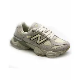 New Balance: Серые кроссовки 