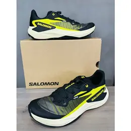 Salomon: Чёрные кроссовки 