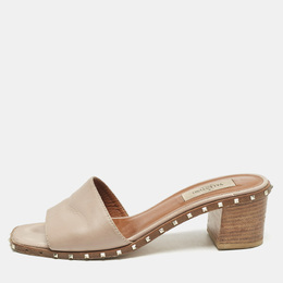 Valentino: Бежевые сандалии  Rockstud