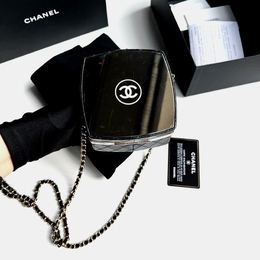 Chanel: Чёрная сумка 