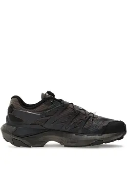 Salomon: Чёрные кроссовки 