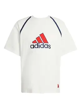 adidas: Футболка с принтом 