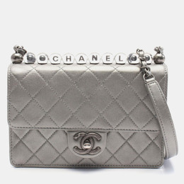 Chanel: Серебристая сумка 