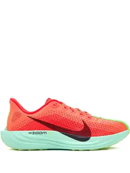 Nike: Яркие кроссовки  Plus