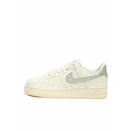 NIKE: Кроссовки 