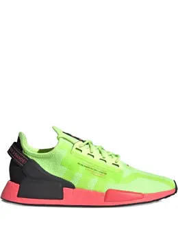 adidas: Зелёные кроссовки  NMD_R1 V2