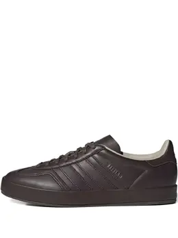 adidas: Тёмные кроссовки  Gazelle Indoor