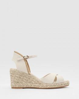 Stuart Weitzman: Белые босоножки 