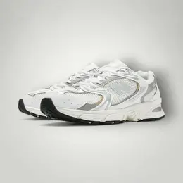 New Balance: Серые кроссовки 