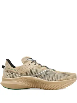 Saucony: Бежевые кроссовки  Kinvara
