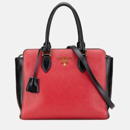 Prada: Чёрная сумка 