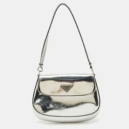 Prada: Серебристая сумка 