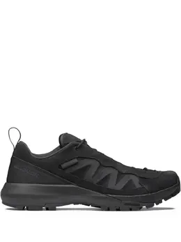 Salomon: Чёрные кроссовки 
