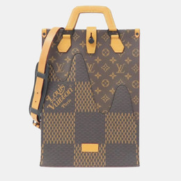 Louis Vuitton: Светлая сумка-шоппер 