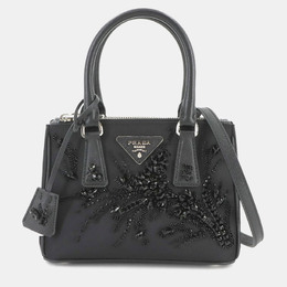 Prada: Чёрная сумка 