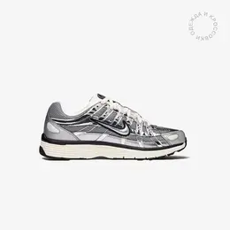 NIKE: Серебристые кроссовки 