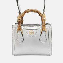 Gucci: Серебристая сумка  Bamboo