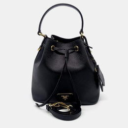 Prada: Чёрная сумка 