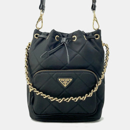 Prada: Чёрная сумка 