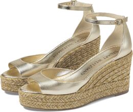 Stuart Weitzman: Светлые сандалии 