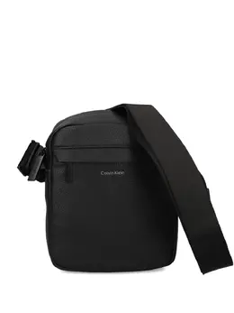 Calvin Klein: Чёрная сумка через плечо 