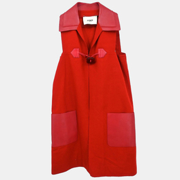 Fendi: Красная куртка 
