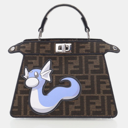 Fendi: Серебристая сумка  Peekaboo