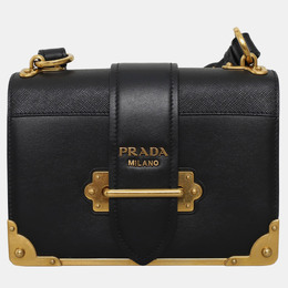 Prada: Чёрная сумка 