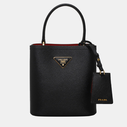 Prada: Чёрная сумка 