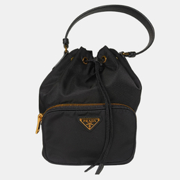 Prada: Чёрная сумка 