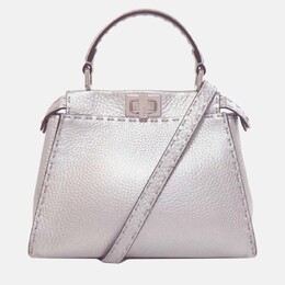 Fendi: Серебристая сумка  Peekaboo