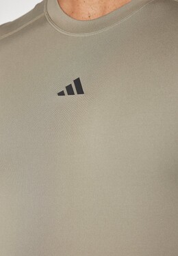 Adidas: Серебристая футболка 