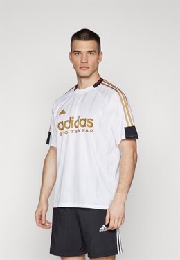 Adidas: Футболка  Tiro с принтом