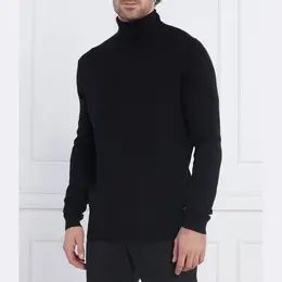 Karl Lagerfeld: Обтягивающий свитер 